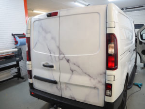 marmer car wrap door Autobelettering-Eindhoven