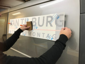 Met rakel autobelettering aanwrijven