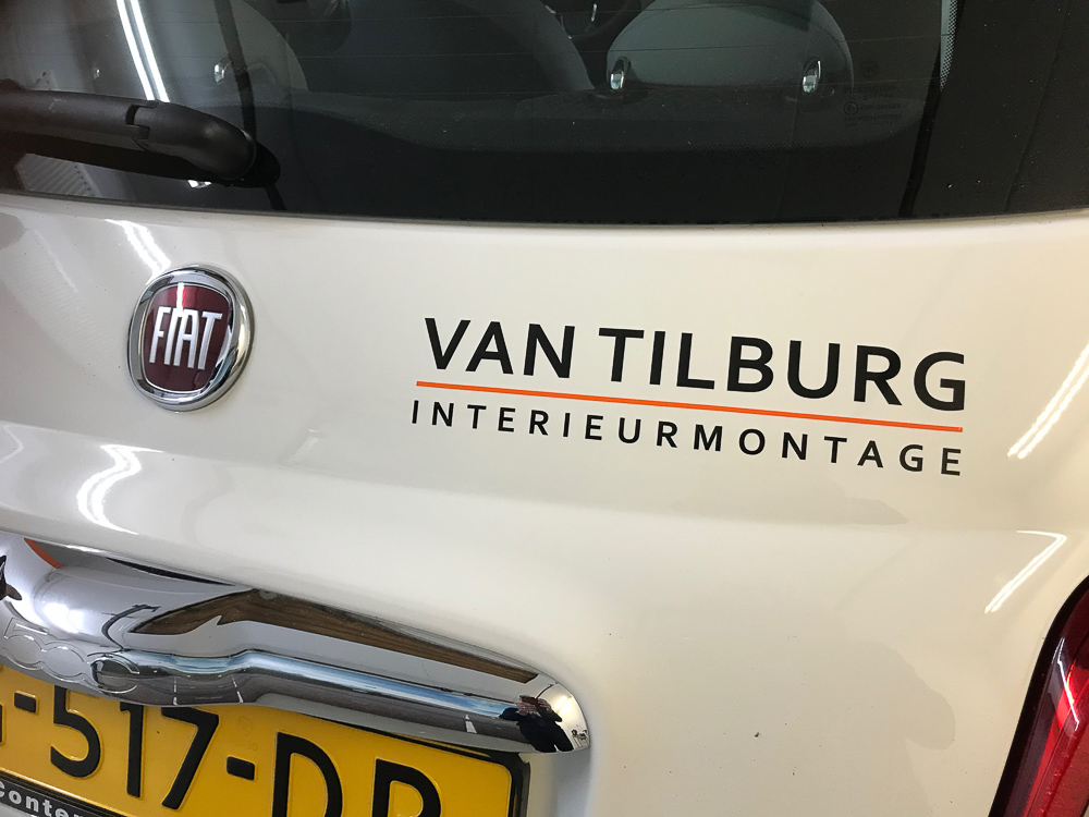 Autobelettering Van Tilburg Fiat 500 Logo op achterzijde Fiat 500