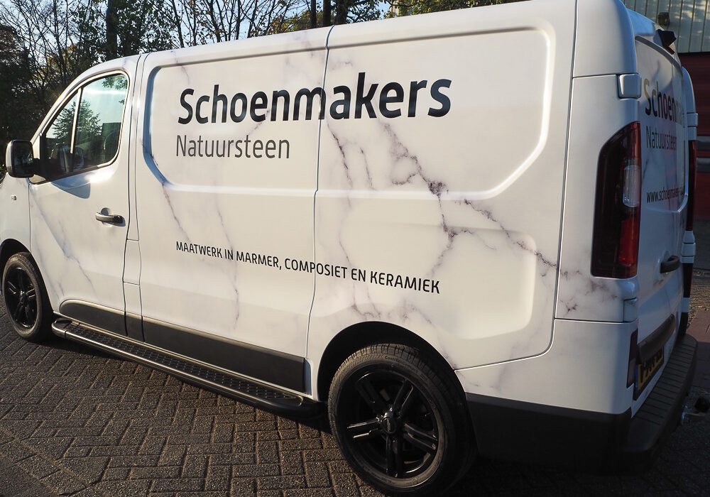 Autoreclame marmer car-wrap met belettering