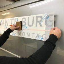Met rakel autobelettering aanwrijven