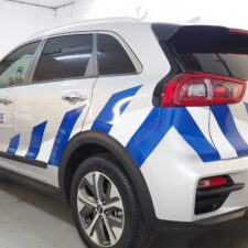 Doorlopende autobelettering van zijkant naar achterkant